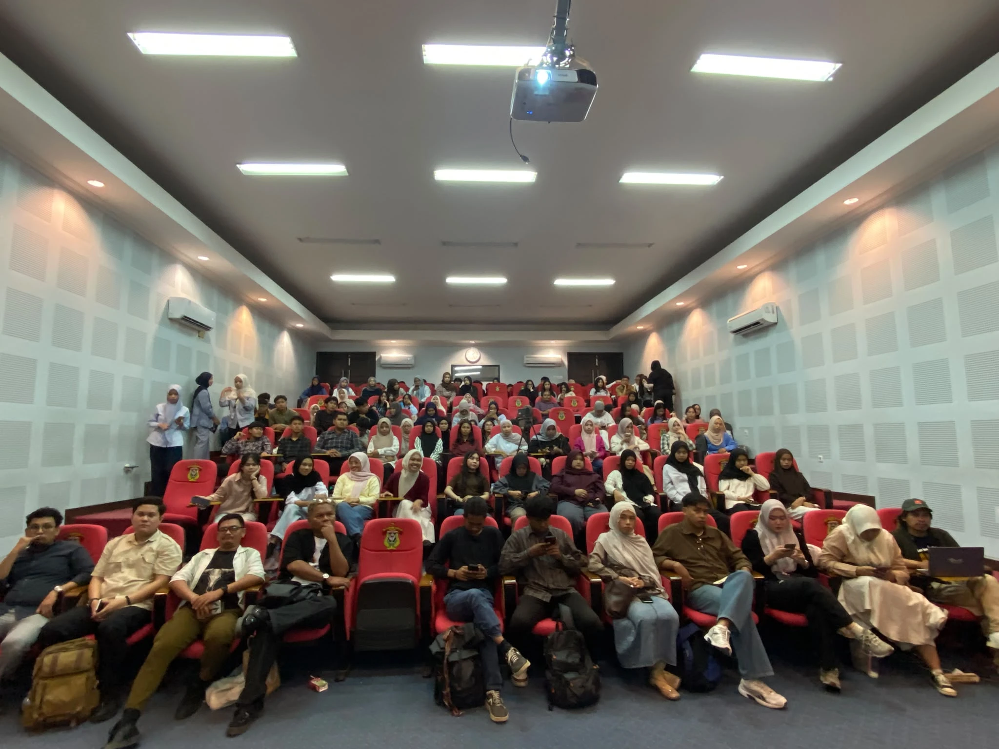 Mahasiswa dan akademisi mengikuti kuliah umum Antropologi Unhas tentang masyarakat melalui sastra dan film. (Foto: Dept. Antropologi Unhas).